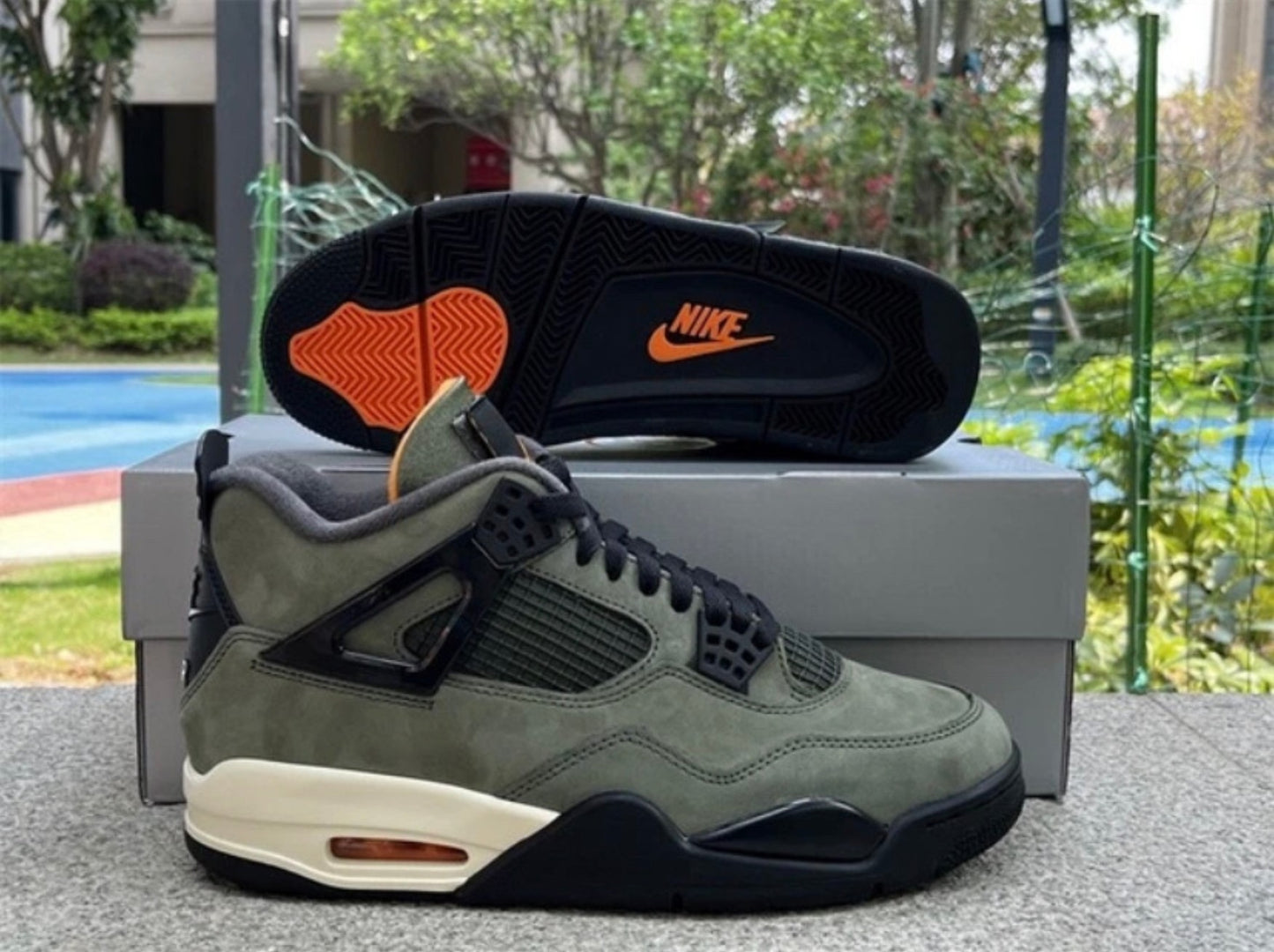 UNDEFEATED X JORDAN AJ 4 RETRO - DEEPGREEN/ CLEMENTINE Men’s Size 12.5